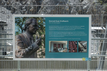 Schild mit Hintegründen zum Namensgeber des Konrad Zuse Kraftwerks in Hinterstein